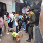 En el municipio de Nilo, Integrantes del Grupo Protección a la Infancia y Adolescencia en articulación con el grupo de Guías Caninos y Comandantede Estación de Policía, Comisaria de Familia, Personeria municipal, inspector de Policía, realizó actividades de prevención actividad denominada Plan Mochila, mediante la estrategia E-Pais, programa «Abre Tus Ojos», en la Institución educativa La Esmeralda, permitiendo minimizar ostensiblemente la comisión de delitos y comportamientos contrarios a la convivencia en estos sectores, con el fin de seguir trabajando por la protección de nuestros niños, niñas y adolescentes e invita a denunciar cualquier conducta que atente contra su bienestar a las líneas de emergencia 123 o la línea de atención del ICBF 141.